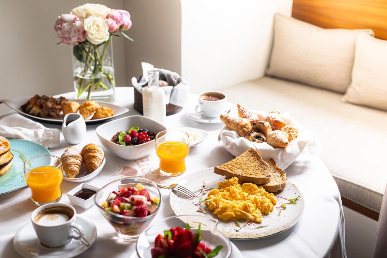 Corpo Santo Lisbon Historical Hotel Exterior photo A breakfast buffet